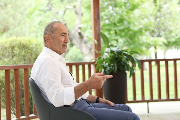 Роберт Кочарян дал интервью телекомпаниям «5-ый канал», «H2» и «Еркир Медиа» (фото)